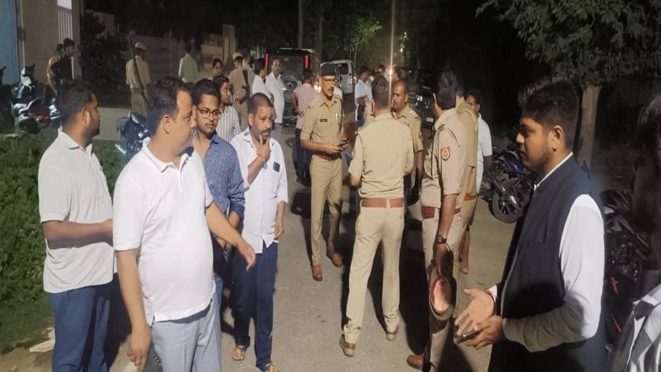 naked body of woman advocate was found in minor in Kasganj police is investigating