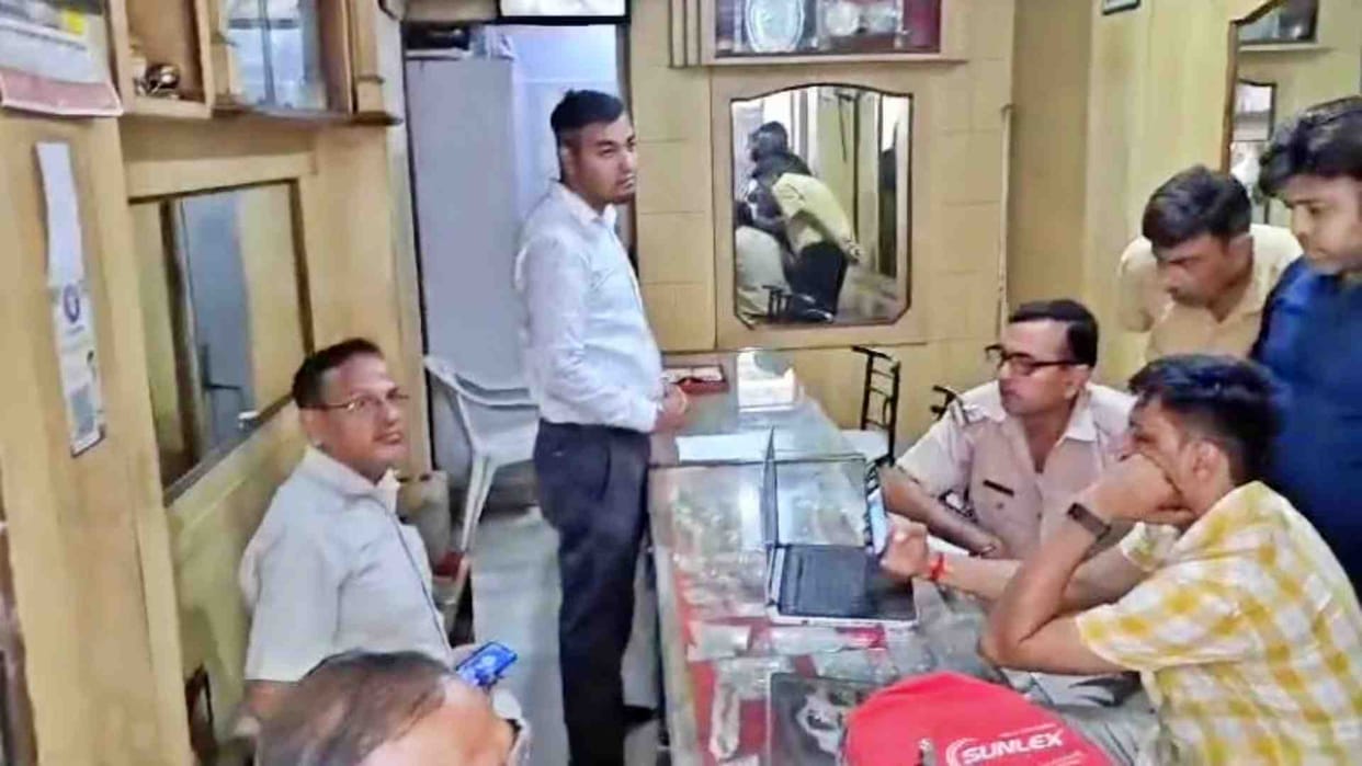 Alwar News: Thieves posing as customers stole gold chain from a jewellery shop in Alwar