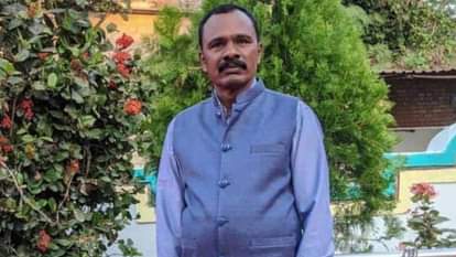 मृतक हेडमास्टर देवेंद्र कुमार ठाकुर का फाइल फोटो