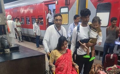 Train stopped for delivery in Mathura female passenger gives birth to daughter