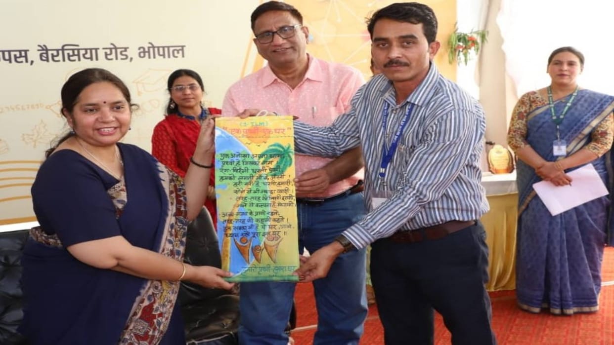 Teachers Day Special Kharsania school teacher set an example by making studies interesting in Sehore