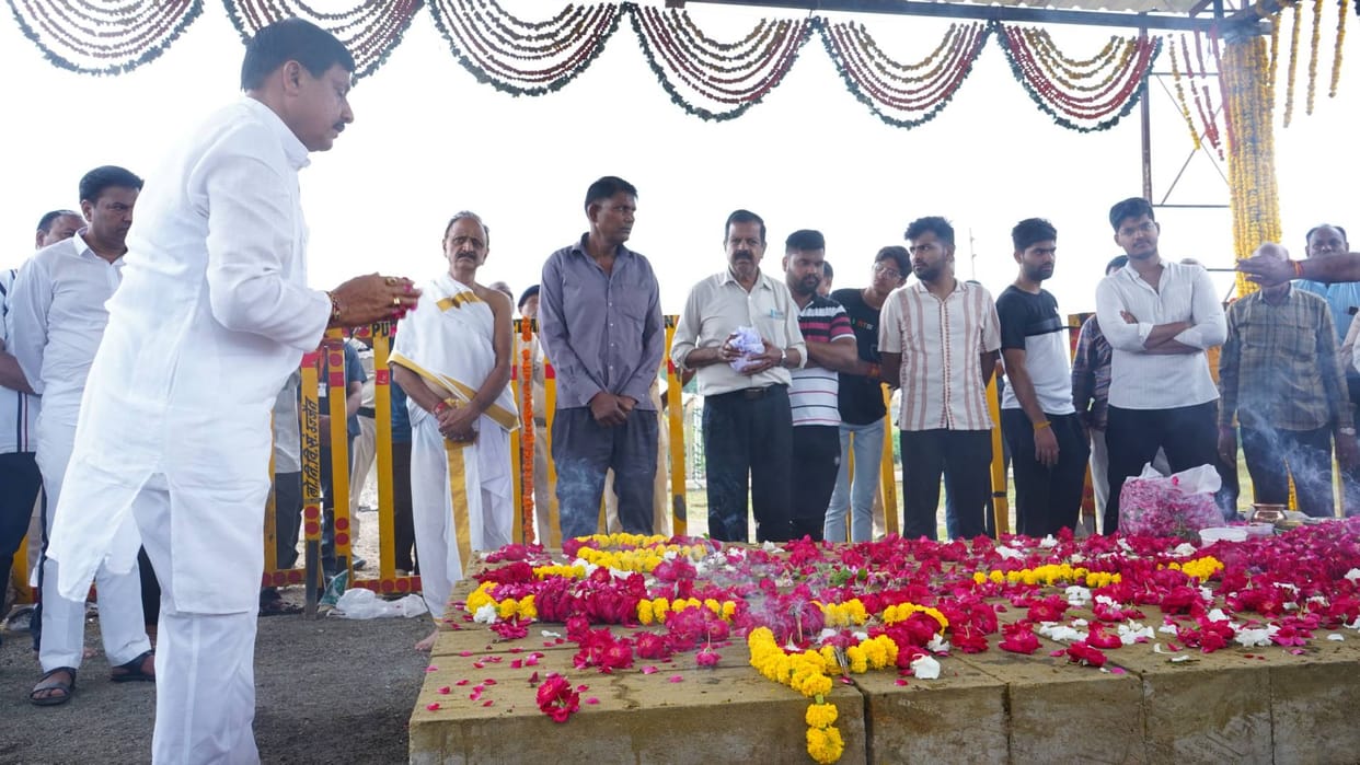 MP News CM Mohan performed last rites and immersed ashes of Babuji in Maa Shipra