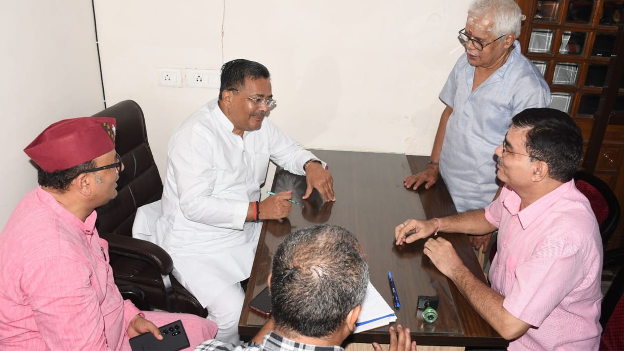 Tourism Minister Jaiveer Singh attacked Akhilesh Yadav in Varanasi Circuit House