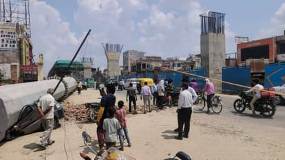 Lucknow: Major accident on Kanpur Highway, heavy electric pole fell on the car, teacher narrowly escaped