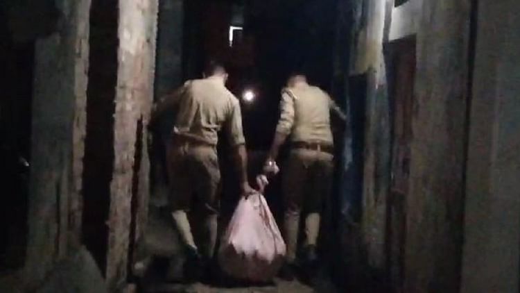 घर को बना दिया स्लाटर हाउस: पूरा परिवार मिलकर काटता था पशु, पुलिस ने मारा छापा, भारी मात्रा में मांस बरामद