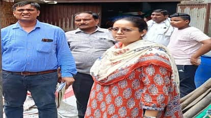 रबडी इकाई पर छापा मार कार्रवाई करते सहायक पर्यावरण अभियंता व तहसीलदार