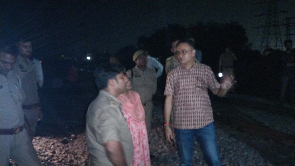 Kanpur: Truck breaks railing of Gujaini bridge and falls on Kanpur Jhansi railway track, driver dies