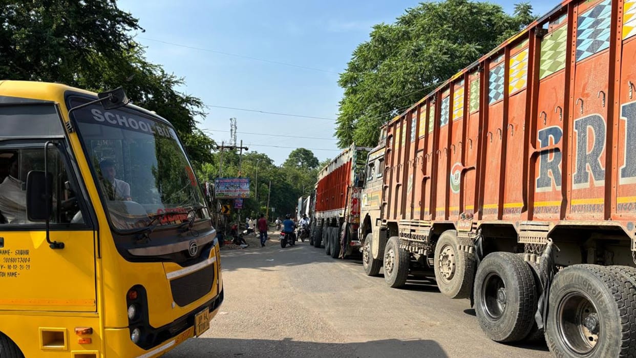 12 hours and 15 km long jam on highway in Sonbhadra trucks speed slow