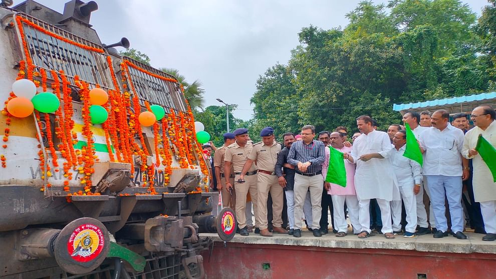 Now go directly from Prayagraj to Maa Vaishno Devi Dham, MP flagged off the train.