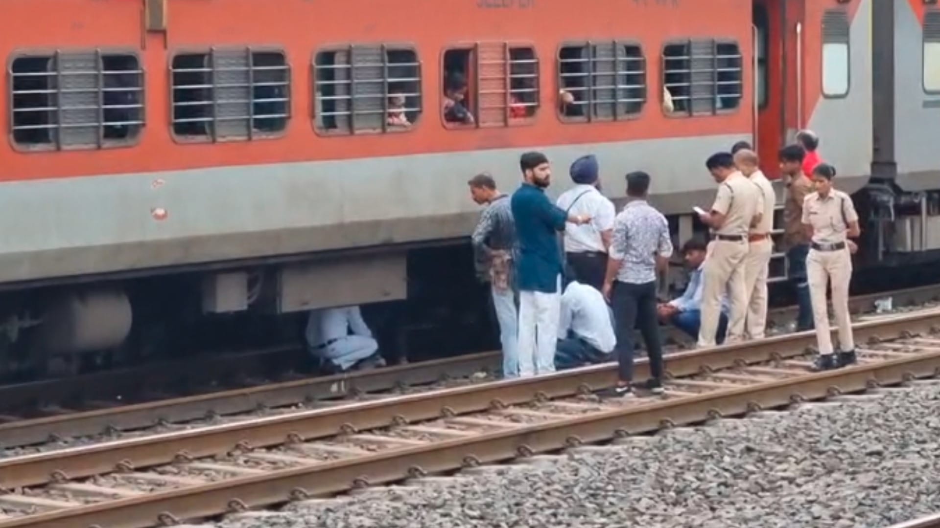 सीहोर के नजदीकी स्टेशन पर ट्रेन रोककर जांच की गई।