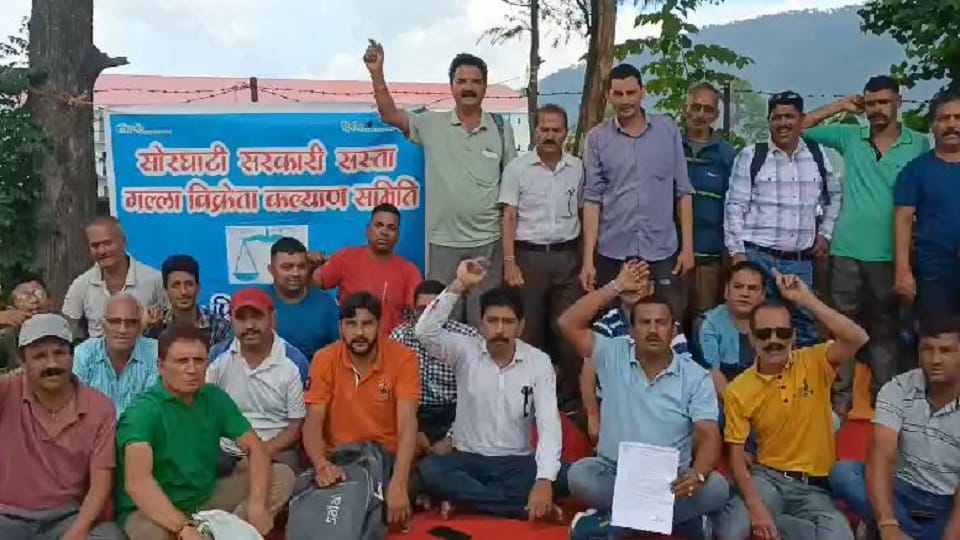 Protest of cheap coal sellers in pithoragarh