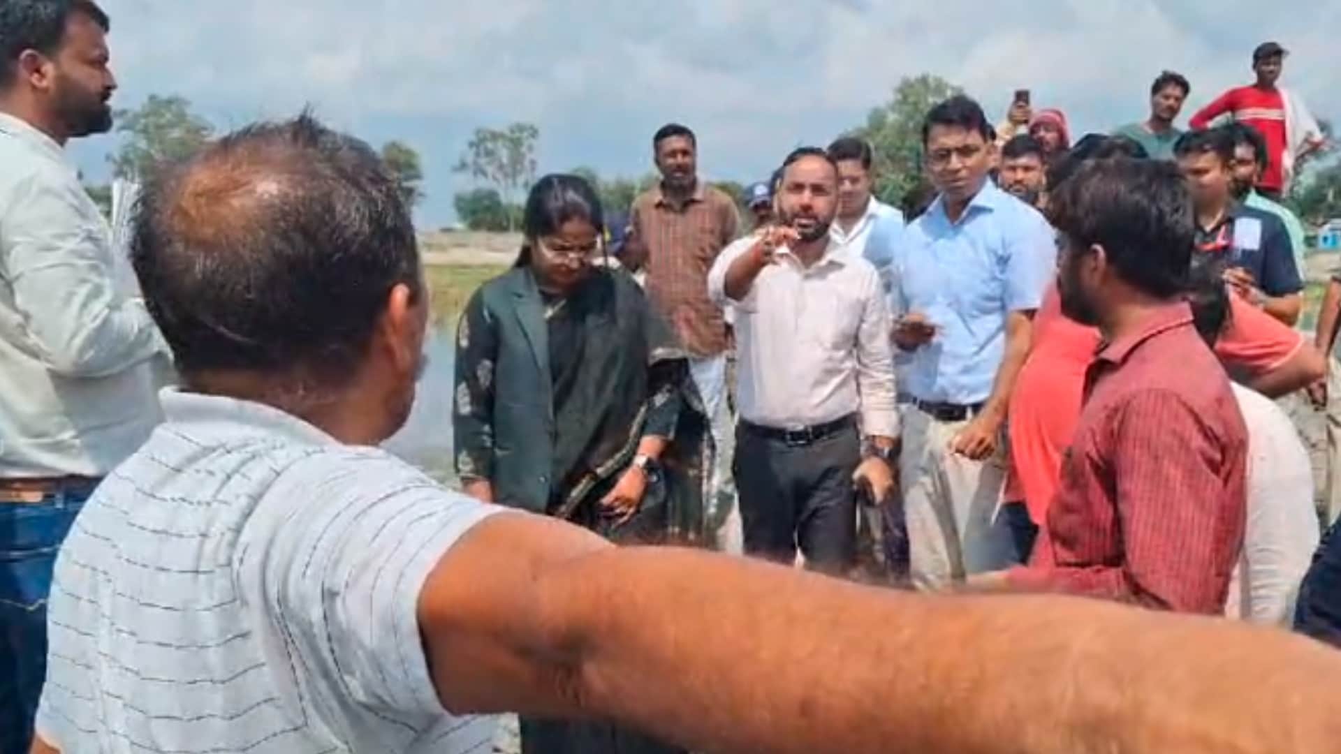 सतना में शिकायत करते रिटायर पुलिसकर्मी का घर नापने का कहते कलेक्टर