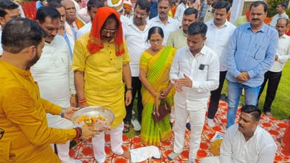 Varanasi Top News Today woman died after jumping from Rajghat bridge Minister Jaiveer Singh inspects Hospital