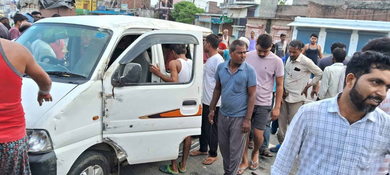 Seven injured in when a tyre of a van get blasted in kamlapur, Sitapur.