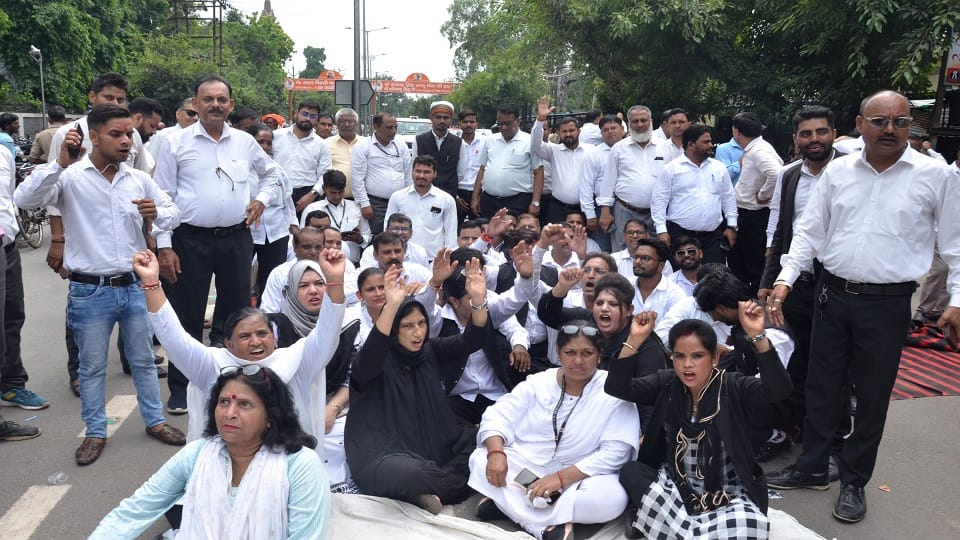 Anger among lawyers due to murder of female advocate in Kasangaj