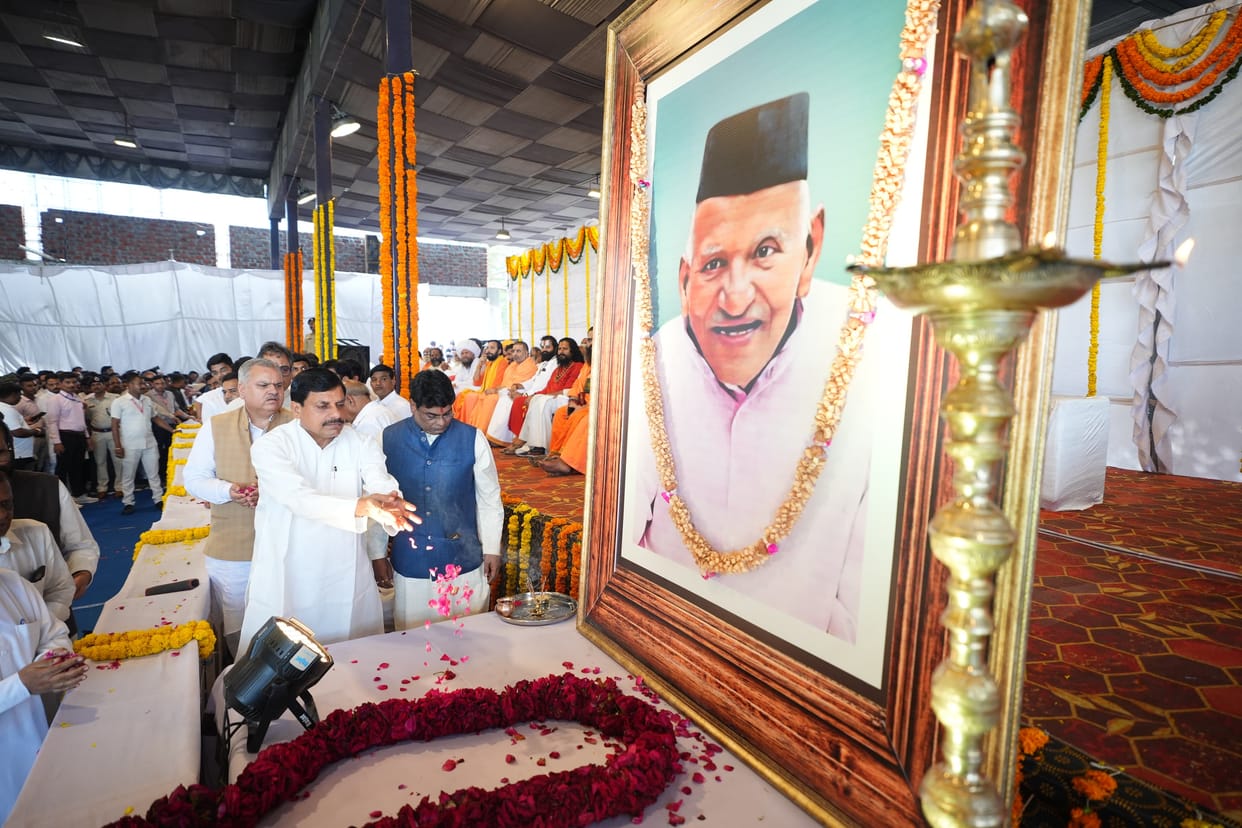 Ujjain: People gathered to pay floral tribute to 'Babuji' in the procession