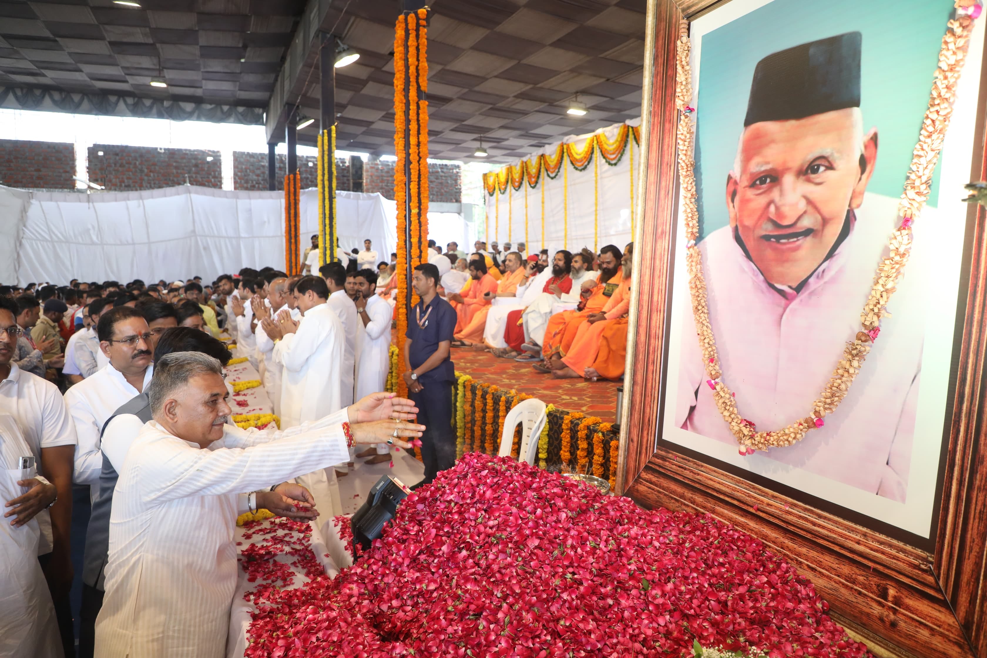 Ujjain: People gathered to pay floral tribute to 'Babuji' in the procession