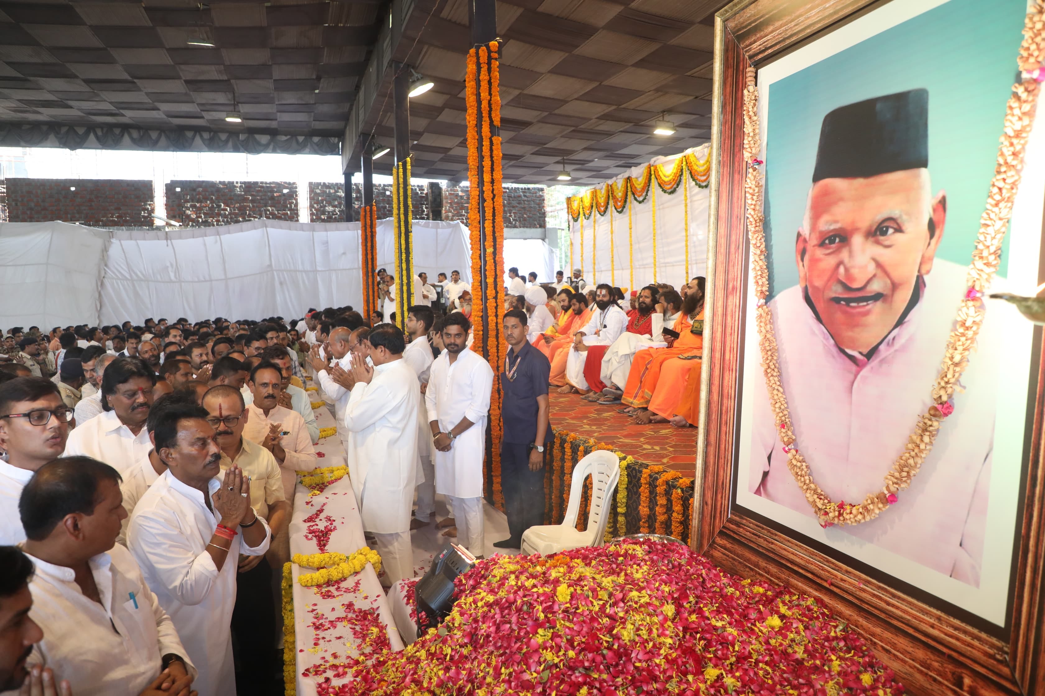 Ujjain: People gathered to pay floral tribute to 'Babuji' in the procession