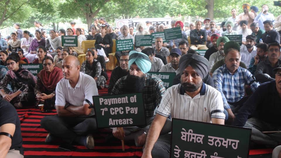PAU Ludhiana teachers celebrated Teachers Day as Black Day