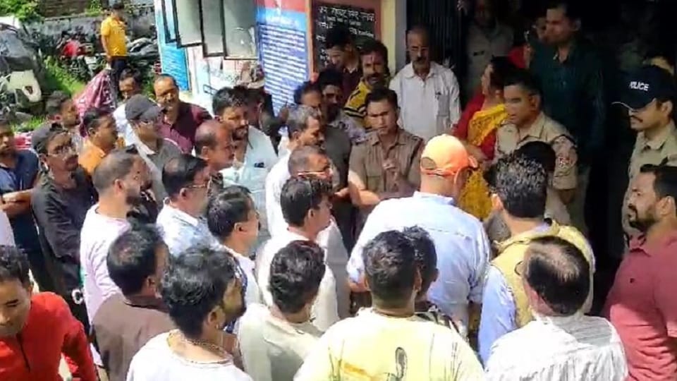 Traders surrounded the police station after the case of molestation of student was not disclosed in lohaghat