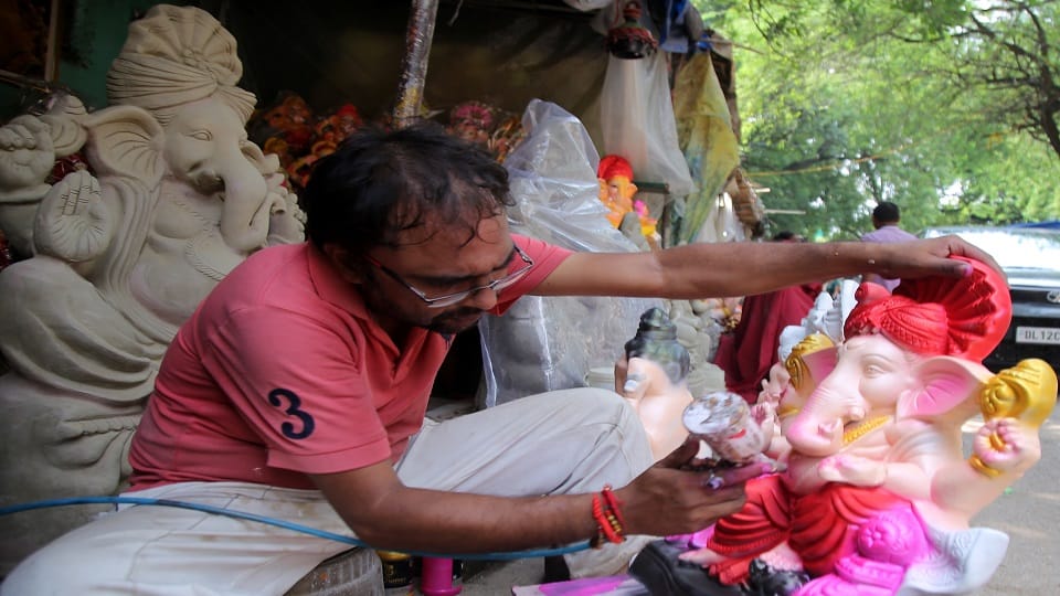 Ganpati idols made from clay of Bengal and wood of Madhya Pradesh,