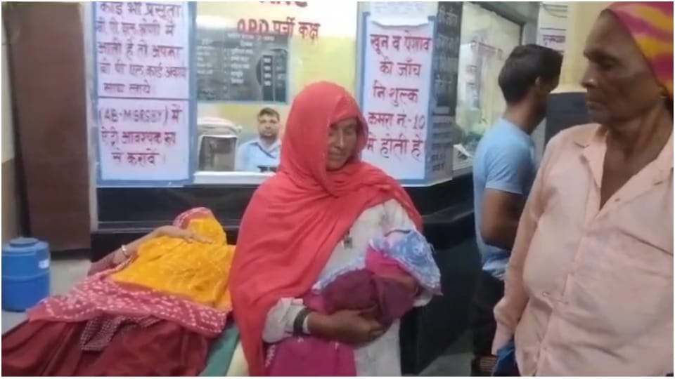 Alwar News: Woman suffers labor pain in bus gives birth to son in ambulance