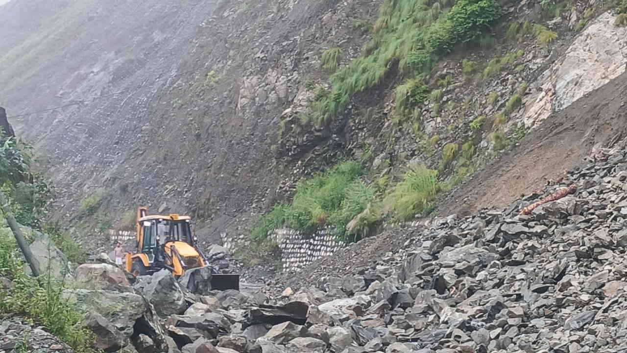 Boulders stones fell on Gangotri-Yamunotri and Badrinath highway people stranded due to closure of many places