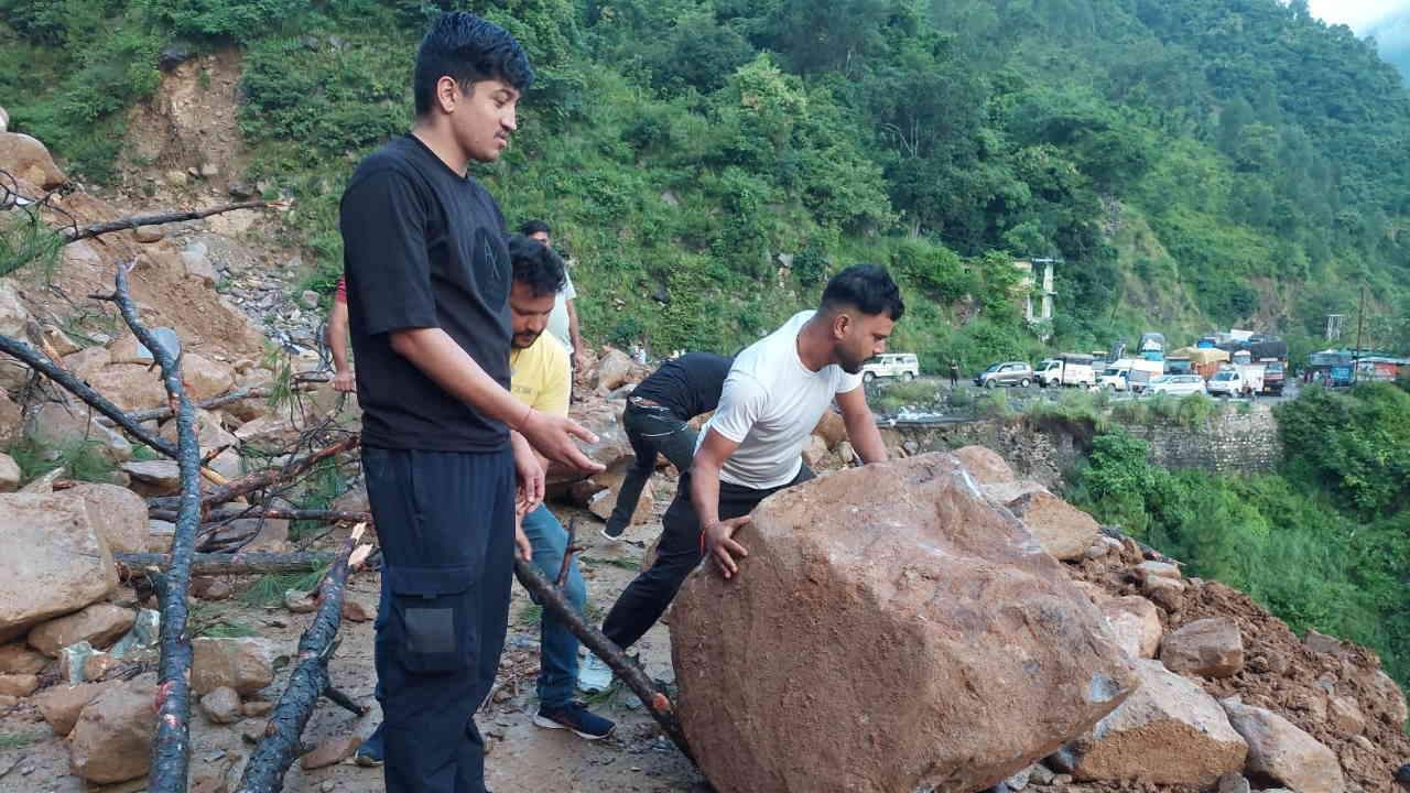Boulders stones fell on Gangotri-Yamunotri and Badrinath highway people stranded due to closure of many places