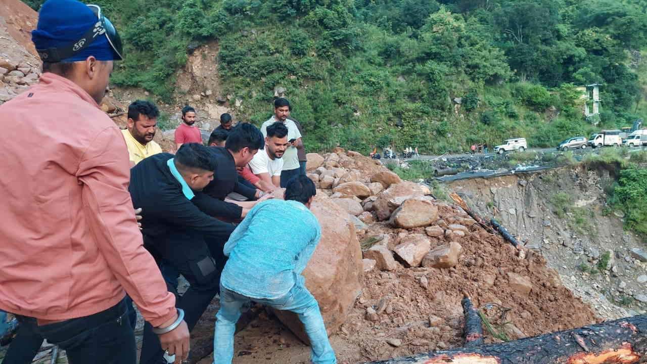 Boulders stones fell on Gangotri-Yamunotri and Badrinath highway people stranded due to closure of many places