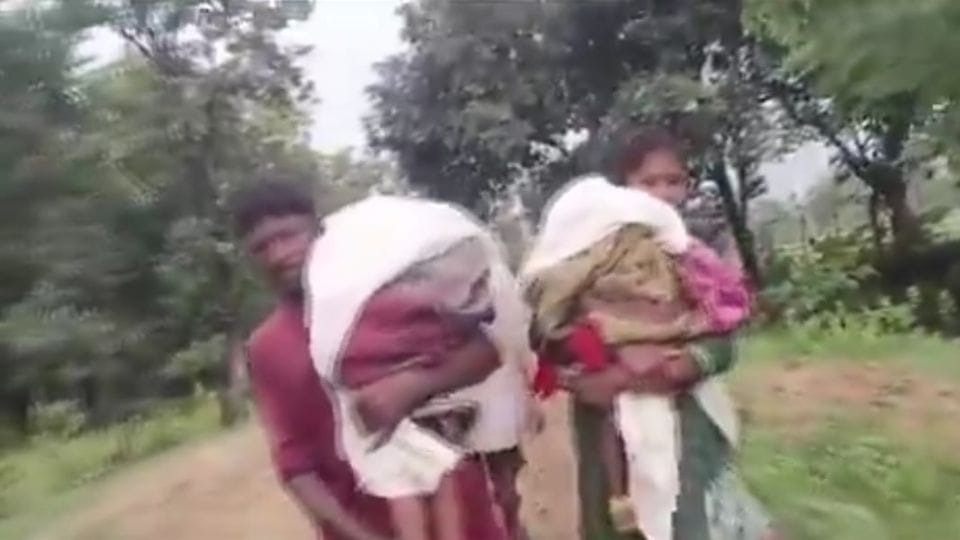 parents walked 5KM carrying dead bodies of two children In Chhattisgarh