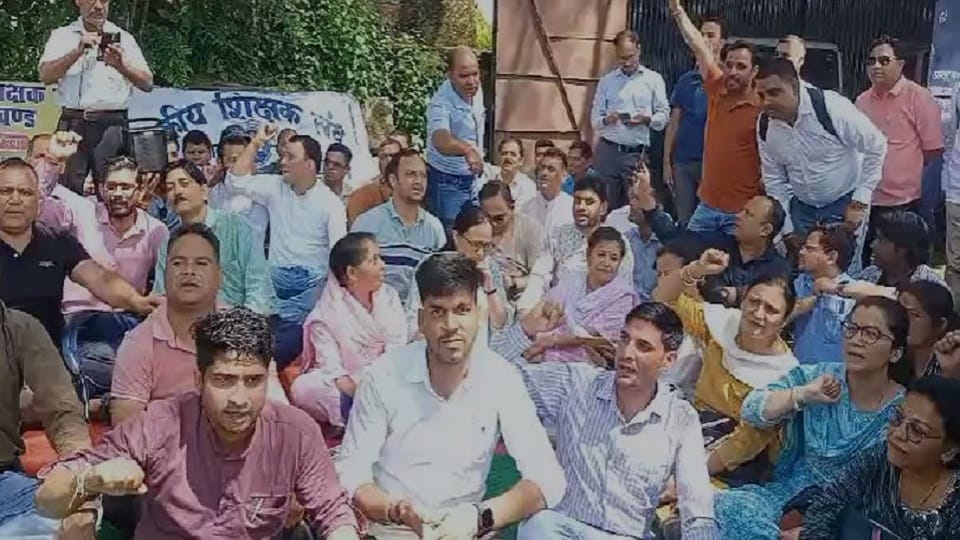 Protest of teachers in protest against direct recruitment to the posts of Principal in bageshwar