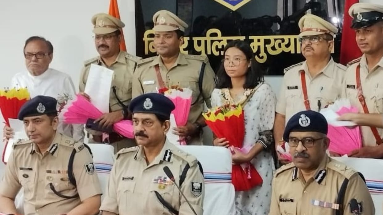 Bihar Police: DGP Alok Raj honored Saran SP and team Decision in triple murder case by new law bihar news