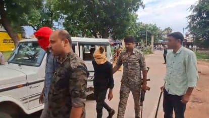 Chhatarpur: Bus passengers were robbed at gunpoint, two miscreants who came on a bike opened fire in the air