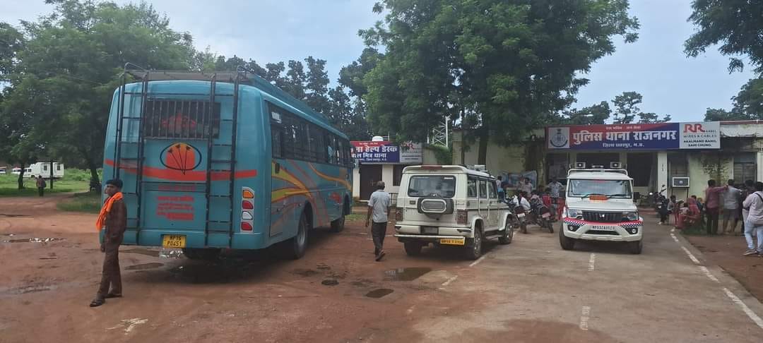 Chhatarpur: Bus passengers were robbed at gunpoint, two miscreants who came on a bike opened fire in the air