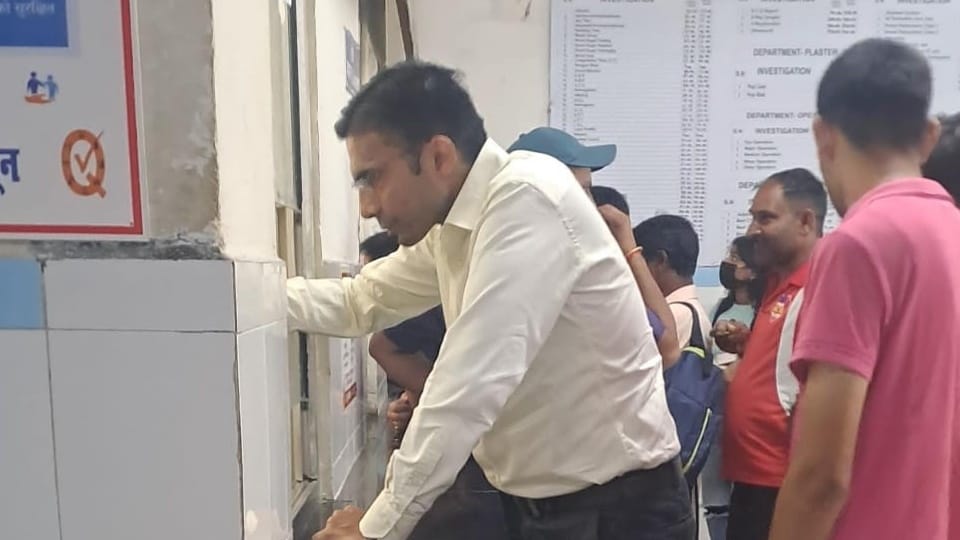 Dehradun DM Savin Bansal Surprise inspection  in Coronation Hospital Like Patient Photos