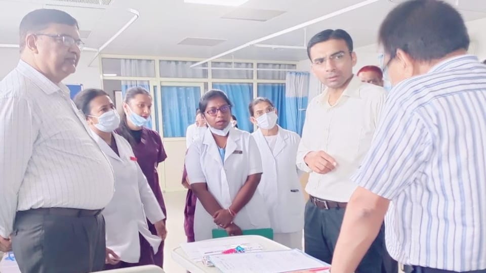 Dehradun DM Savin Bansal Surprise inspection  in Coronation Hospital Like Patient Photos
