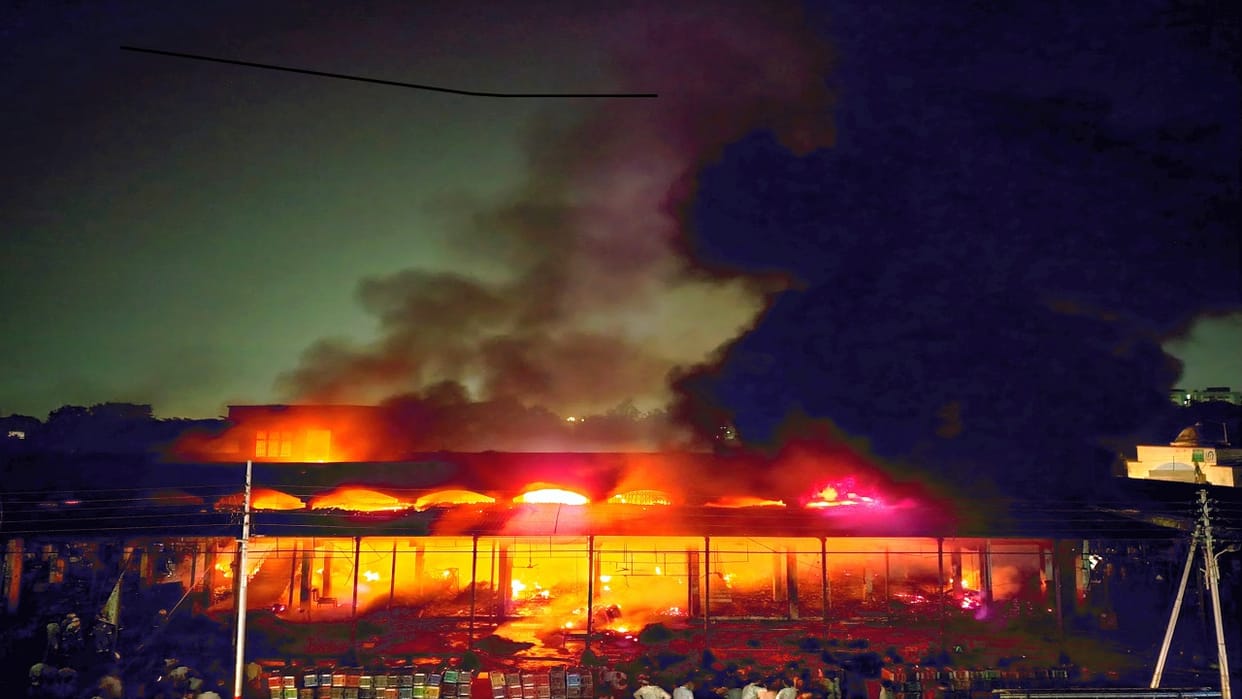 massive fire broke out in Bareilly Delapeer Fruit Mandi