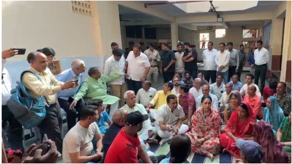 मृतक छात्र के परिजनों के साथ डिप्टी सीएम दीया कुमारी।
