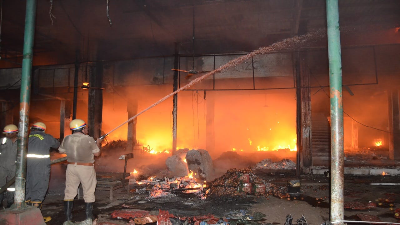 massive fire broke out in Bareilly Delapeer Fruit Mandi