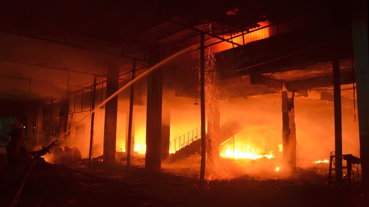 massive fire broke out in Bareilly Delapeer Fruit Mandi