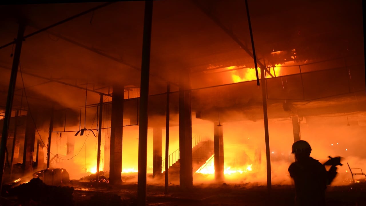 massive fire broke out in Bareilly Delapeer Fruit Mandi