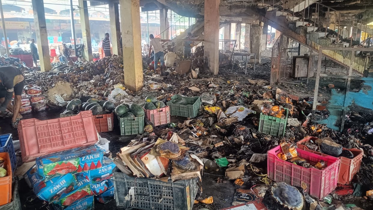 Fruits worth crores of rupees burnt to ashes in Delapeer Fruit Mandi due to fire in Bareilly