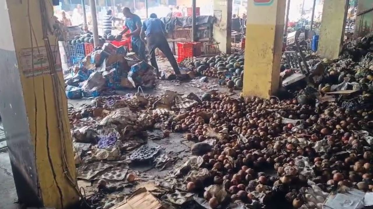 Fruits worth crores of rupees burnt to ashes in Delapeer Fruit Mandi due to fire in Bareilly