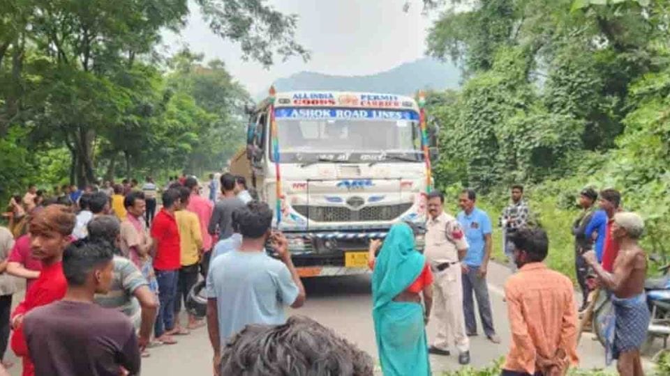 Youth dies after being hit by trailer in Raigarh