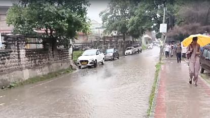 Himachal Weather: कुछ स्थानों पर भारी बारिश का येलो अलर्ट, रोहतांग में गिरे फाहे, पांच जिलों में बाढ़ का जोखिम Himachal Weather: imd alert for heavy rain in isolated places of state, risk of flood in five districts