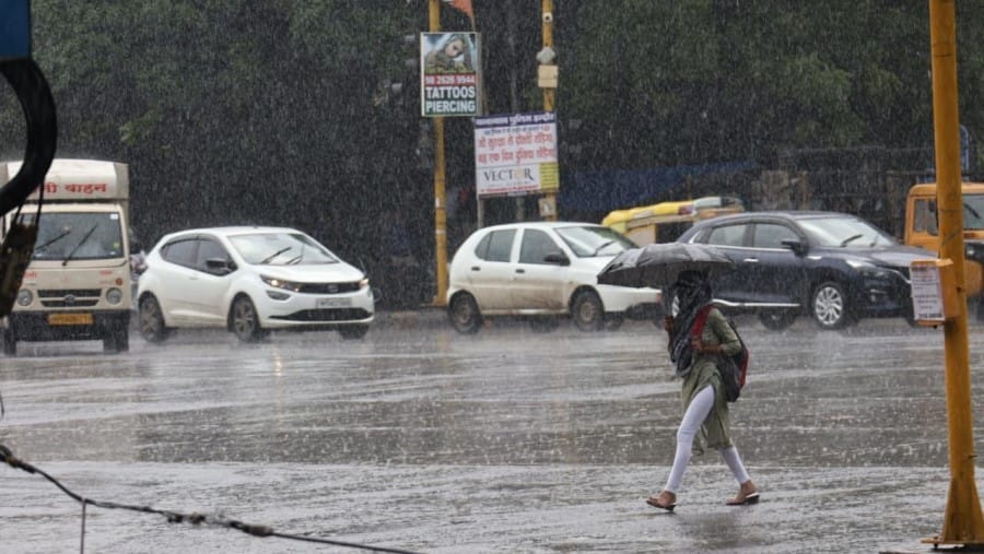 इंदौर में बारिश का दृश्य। फोटो- जयेश मालवीय।