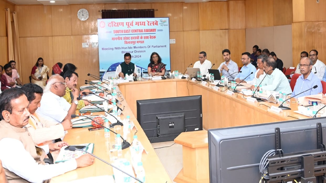 A meeting was held with railway officials under the chairmanship of the Union Minister in Bilaspur.