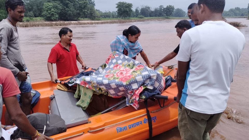 जवानों ने महिला को पार करवाई नदी
