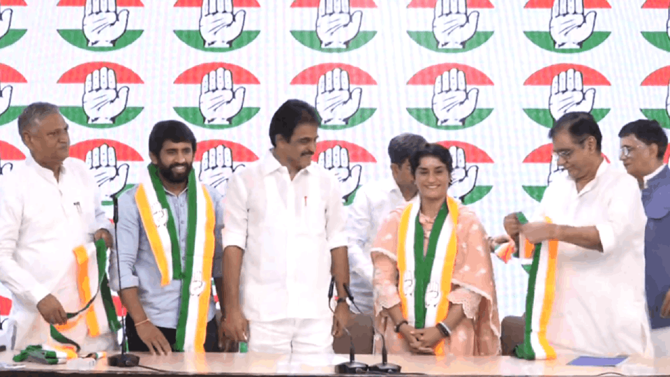 Vinesh and Bajrang joined the Congress party after meeting Mallikarjun Kharge