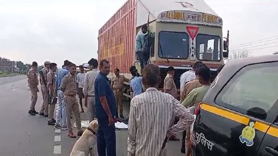 Driver's dead body found in the cabin of a container parked on the roadside, police engaged in investigation